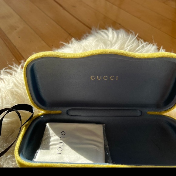 Selling brand authentic Gucci sunglasses, with case and pouch - Picture 8 of 8